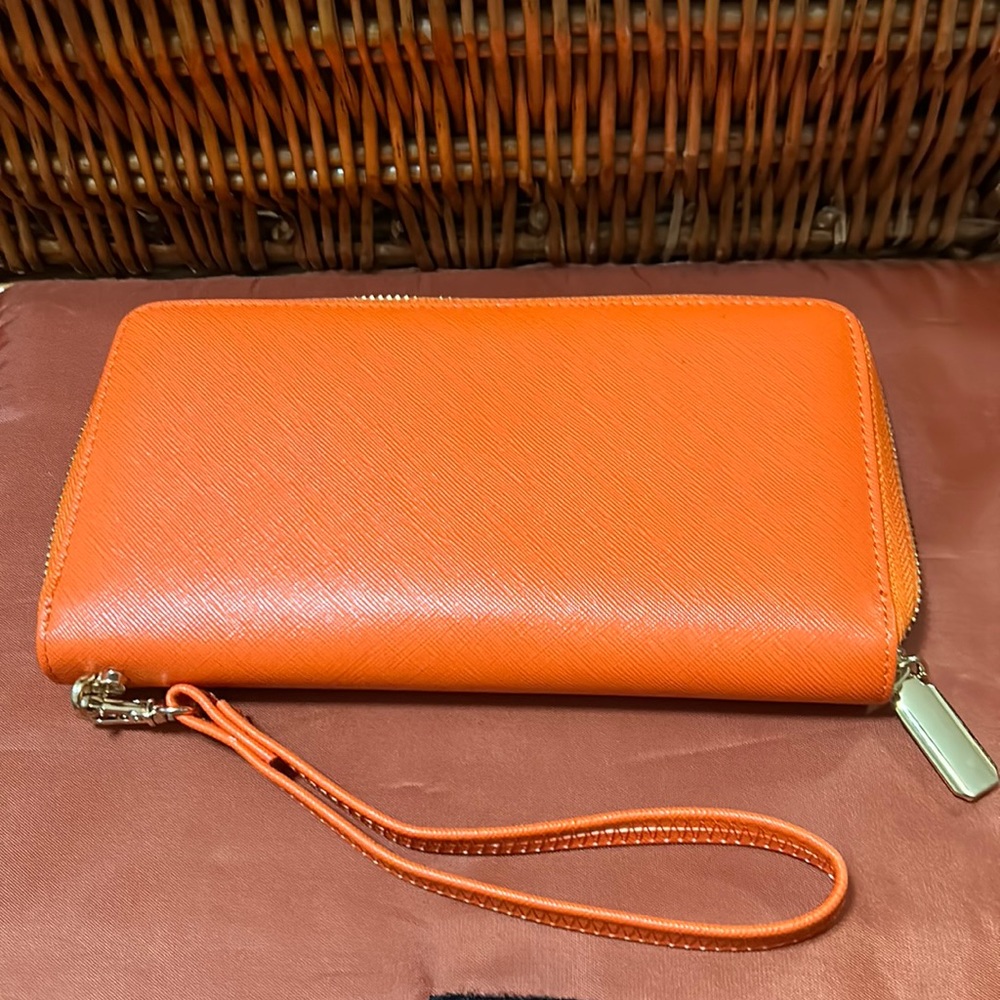 Chelmon Wristlet Zip Around Wallet. Multiple slots for cards/cash/miscellaneous